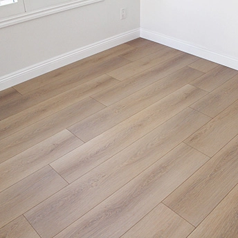 Deer Valley Laminate Staymor 28