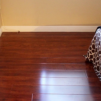 Santos Mahogany Glossy Laminate Floor Eastwood 2 856351